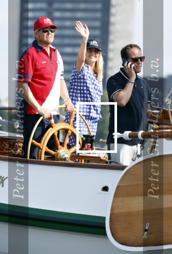 Amsterdam 20 augustus 2025
Koning Willem Alexander Prinses Mabel en (prinses Luana ) Gravin Luana op de groene Draeck tijdens de eerste dag van Sail Amsterdam . Er vaart ongelofelijk veel beveiliging Politie in boten op jet skis en een speciaal beveiligingsteam van de Marechaussee BSB ( Brigade Speciale Beveiligingsopdrachten ) mee met de groene Draeck