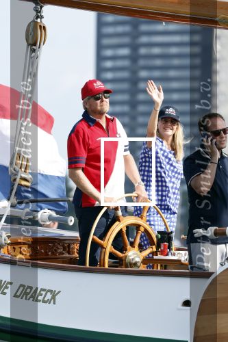 Amsterdam 20 augustus 2025
Koning Willem Alexander Prinses Mabel en (prinses Luana ) Gravin Luana op de groene Draeck tijdens de eerste dag van Sail Amsterdam . Er vaart ongelofelijk veel beveiliging Politie in boten op jet skis en een speciaal beveiligingsteam van de Marechaussee BSB ( Brigade Speciale Beveiligingsopdrachten ) mee met de groene Draeck