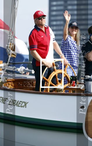 Amsterdam 20 augustus 2025
Koning Willem Alexander Prinses Mabel en (prinses Luana ) Gravin Luana op de groene Draeck tijdens de eerste dag van Sail Amsterdam . Er vaart ongelofelijk veel beveiliging Politie in boten op jet skis en een speciaal beveiligingsteam van de Marechaussee BSB ( Brigade Speciale Beveiligingsopdrachten ) mee met de groene Draeck