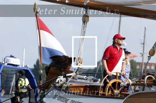 Amsterdam 20 augustus 2025
Koning Willem Alexander Prinses Mabel en (prinses Luana ) Gravin Luana op de groene Draeck tijdens de eerste dag van Sail Amsterdam . Er vaart ongelofelijk veel beveiliging Politie in boten op jet skis en een speciaal beveiligingsteam van de Marechaussee BSB ( Brigade Speciale Beveiligingsopdrachten ) mee met de groene Draeck
