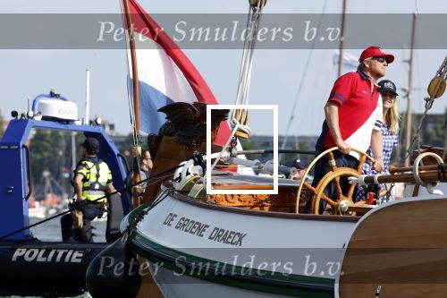 Amsterdam 20 augustus 2025
Koning Willem Alexander Prinses Mabel en (prinses Luana ) Gravin Luana op de groene Draeck tijdens de eerste dag van Sail Amsterdam . Er vaart ongelofelijk veel beveiliging Politie in boten op jet skis en een speciaal beveiligingsteam van de Marechaussee BSB ( Brigade Speciale Beveiligingsopdrachten ) mee met de groene Draeck