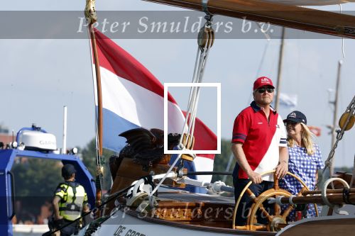 Amsterdam 20 augustus 2025
Koning Willem Alexander Prinses Mabel en (prinses Luana ) Gravin Luana op de groene Draeck tijdens de eerste dag van Sail Amsterdam . Er vaart ongelofelijk veel beveiliging Politie in boten op jet skis en een speciaal beveiligingsteam van de Marechaussee BSB ( Brigade Speciale Beveiligingsopdrachten ) mee met de groene Draeck