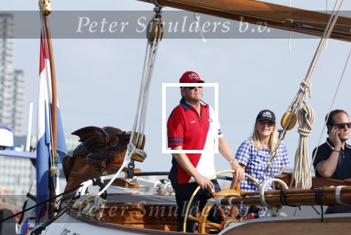 Amsterdam 20 augustus 2025
Koning Willem Alexander Prinses Mabel en (prinses Luana ) Gravin Luana op de groene Draeck tijdens de eerste dag van Sail Amsterdam . Er vaart ongelofelijk veel beveiliging Politie in boten op jet skis en een speciaal beveiligingsteam van de Marechaussee BSB ( Brigade Speciale Beveiligingsopdrachten ) mee met de groene Draeck
