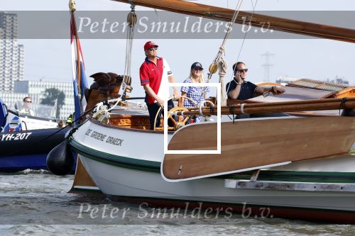 Amsterdam 20 augustus 2025
Koning Willem Alexander Prinses Mabel en (prinses Luana ) Gravin Luana op de groene Draeck tijdens de eerste dag van Sail Amsterdam . Er vaart ongelofelijk veel beveiliging Politie in boten op jet skis en een speciaal beveiligingsteam van de Marechaussee BSB ( Brigade Speciale Beveiligingsopdrachten ) mee met de groene Draeck