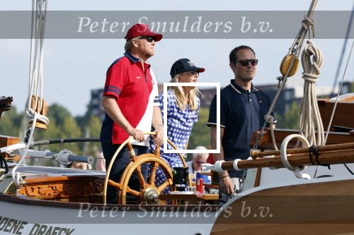 Amsterdam 20 augustus 2025
Koning Willem Alexander Prinses Mabel en (prinses Luana ) Gravin Luana op de groene Draeck tijdens de eerste dag van Sail Amsterdam . Er vaart ongelofelijk veel beveiliging Politie in boten op jet skis en een speciaal beveiligingsteam van de Marechaussee BSB ( Brigade Speciale Beveiligingsopdrachten ) mee met de groene Draeck