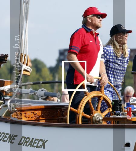 Amsterdam 20 augustus 2025
Koning Willem Alexander Prinses Mabel en (prinses Luana ) Gravin Luana op de groene Draeck tijdens de eerste dag van Sail Amsterdam . Er vaart ongelofelijk veel beveiliging Politie in boten op jet skis en een speciaal beveiligingsteam van de Marechaussee BSB ( Brigade Speciale Beveiligingsopdrachten ) mee met de groene Draeck