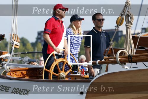 Amsterdam 20 augustus 2025
Koning Willem Alexander Prinses Mabel en (prinses Luana ) Gravin Luana op de groene Draeck tijdens de eerste dag van Sail Amsterdam . Er vaart ongelofelijk veel beveiliging Politie in boten op jet skis en een speciaal beveiligingsteam van de Marechaussee BSB ( Brigade Speciale Beveiligingsopdrachten ) mee met de groene Draeck