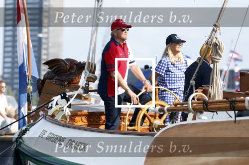Amsterdam 20 augustus 2025
Koning Willem Alexander Prinses Mabel en (prinses Luana ) Gravin Luana op de groene Draeck tijdens de eerste dag van Sail Amsterdam . Er vaart ongelofelijk veel beveiliging Politie in boten op jet skis en een speciaal beveiligingsteam van de Marechaussee BSB ( Brigade Speciale Beveiligingsopdrachten ) mee met de groene Draeck