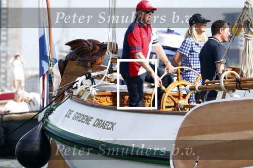 Amsterdam 20 augustus 2025
Koning Willem Alexander Prinses Mabel en (prinses Luana ) Gravin Luana op de groene Draeck tijdens de eerste dag van Sail Amsterdam . Er vaart ongelofelijk veel beveiliging Politie in boten op jet skis en een speciaal beveiligingsteam van de Marechaussee BSB ( Brigade Speciale Beveiligingsopdrachten ) mee met de groene Draeck