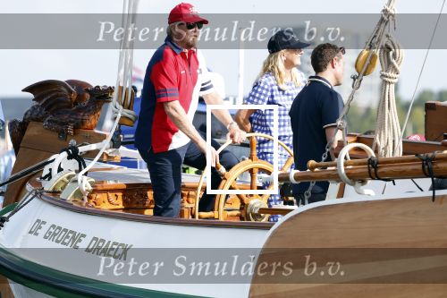 Amsterdam 20 augustus 2025
Koning Willem Alexander Prinses Mabel en (prinses Luana ) Gravin Luana op de groene Draeck tijdens de eerste dag van Sail Amsterdam . Er vaart ongelofelijk veel beveiliging Politie in boten op jet skis en een speciaal beveiligingsteam van de Marechaussee BSB ( Brigade Speciale Beveiligingsopdrachten ) mee met de groene Draeck