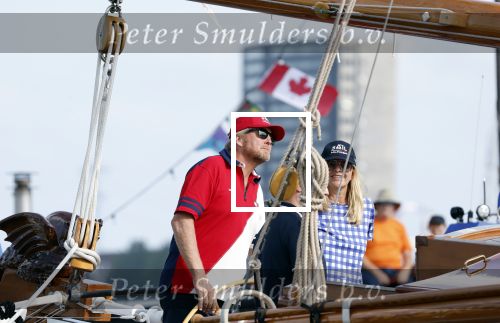 Amsterdam 20 augustus 2025
Koning Willem Alexander Prinses Mabel en (prinses Luana ) Gravin Luana op de groene Draeck tijdens de eerste dag van Sail Amsterdam . Er vaart ongelofelijk veel beveiliging Politie in boten op jet skis en een speciaal beveiligingsteam van de Marechaussee BSB ( Brigade Speciale Beveiligingsopdrachten ) mee met de groene Draeck