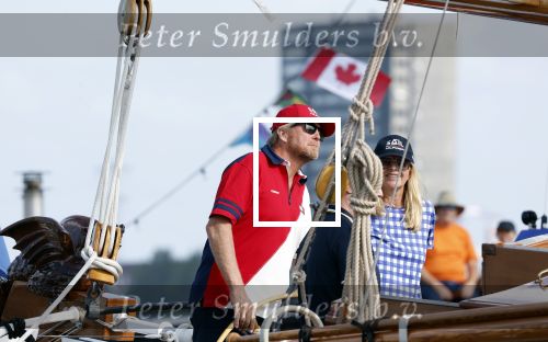 Amsterdam 20 augustus 2025
Koning Willem Alexander Prinses Mabel en (prinses Luana ) Gravin Luana op de groene Draeck tijdens de eerste dag van Sail Amsterdam . Er vaart ongelofelijk veel beveiliging Politie in boten op jet skis en een speciaal beveiligingsteam van de Marechaussee BSB ( Brigade Speciale Beveiligingsopdrachten ) mee met de groene Draeck