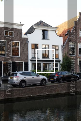 Maarssen 21 augustus 2025
Lilian Marijnissen nieuwe huis aan de Vecht in Maarssen . Ze heeft het huis met haar nieuwe partner Joeri Jansen gekocht.