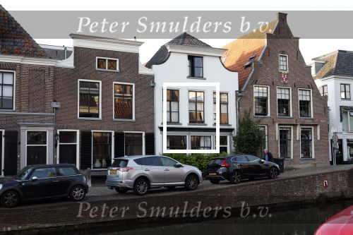 Maarssen 21 augustus 2025
Lilian Marijnissen nieuwe huis aan de Vecht in Maarssen . Ze heeft het huis met haar nieuwe partner Joeri Jansen gekocht.