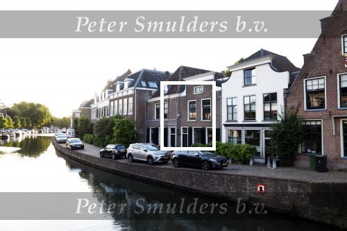 Maarssen 21 augustus 2025
Lilian Marijnissen nieuwe huis aan de Vecht in Maarssen . Ze heeft het huis met haar nieuwe partner Joeri Jansen gekocht.