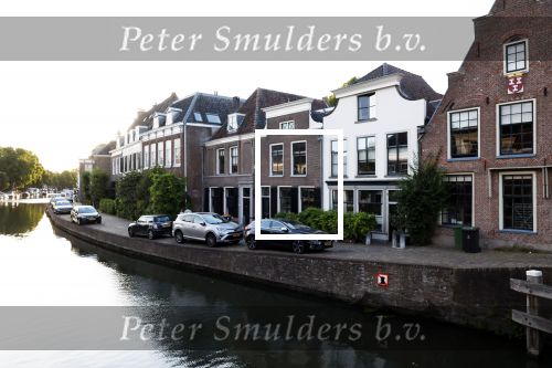 Maarssen 21 augustus 2025
Lilian Marijnissen nieuwe huis aan de Vecht in Maarssen . Ze heeft het huis met haar nieuwe partner Joeri Jansen gekocht.