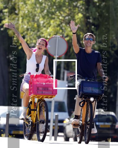 Amsterdam 19 augustus 2025
Merel v Carlsburg en Rutger Kemper op de fiets in Amsterdam zuid.