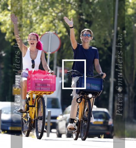 Amsterdam 19 augustus 2025
Merel v Carlsburg en Rutger Kemper op de fiets in Amsterdam zuid.