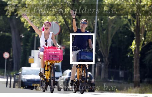 Amsterdam 19 augustus 2025
Merel v Carlsburg en Rutger Kemper op de fiets in Amsterdam zuid.