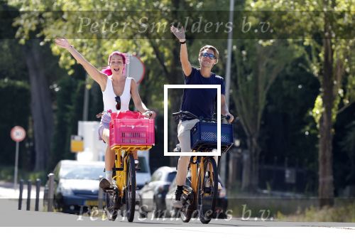 Amsterdam 19 augustus 2025
Merel v Carlsburg en Rutger Kemper op de fiets in Amsterdam zuid.