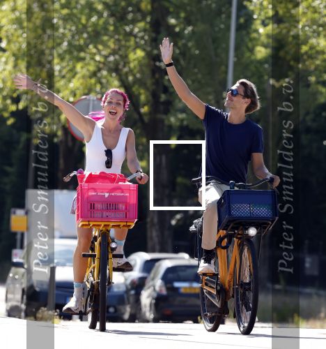 Amsterdam 19 augustus 2025
Merel v Carlsburg en Rutger Kemper op de fiets in Amsterdam zuid.