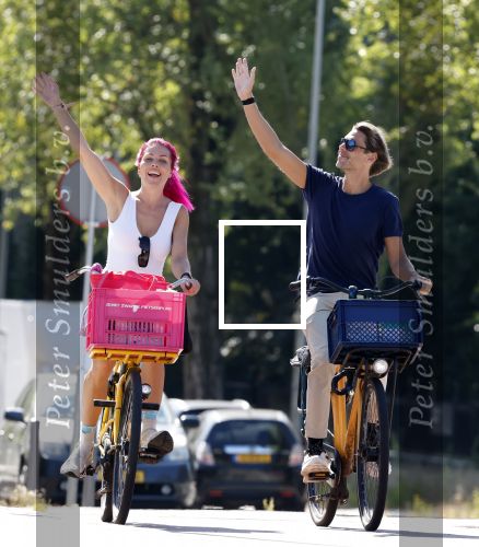 Amsterdam 19 augustus 2025
Merel v Carlsburg en Rutger Kemper op de fiets in Amsterdam zuid.