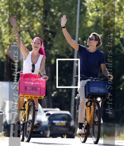 Amsterdam 19 augustus 2025
Merel v Carlsburg en Rutger Kemper op de fiets in Amsterdam zuid.