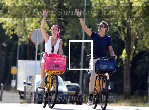 Amsterdam 19 augustus 2025
Merel v Carlsburg en Rutger Kemper op de fiets in Amsterdam zuid.