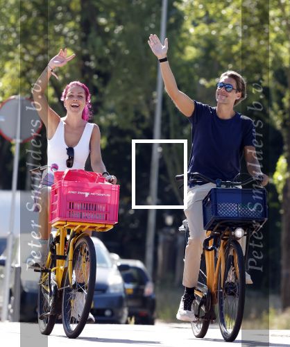 Amsterdam 19 augustus 2025
Merel v Carlsburg en Rutger Kemper op de fiets in Amsterdam zuid.