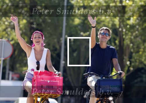 Amsterdam 19 augustus 2025
Merel v Carlsburg en Rutger Kemper op de fiets in Amsterdam zuid.