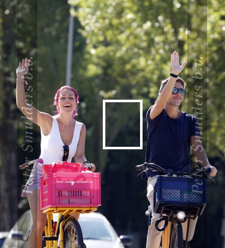 Amsterdam 19 augustus 2025
Merel v Carlsburg en Rutger Kemper op de fiets in Amsterdam zuid.