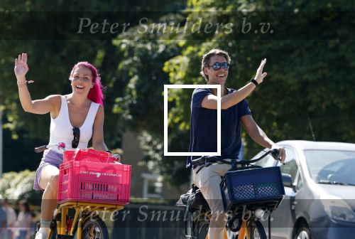 Amsterdam 19 augustus 2025
Merel v Carlsburg en Rutger Kemper op de fiets in Amsterdam zuid.