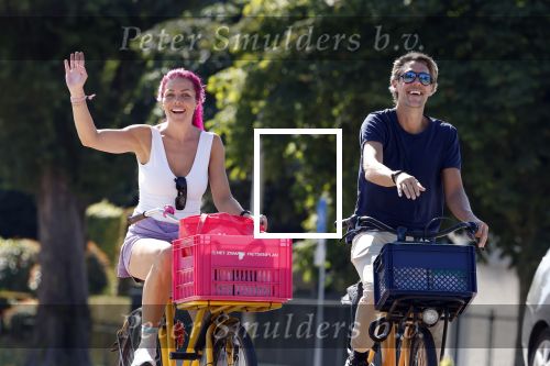 Amsterdam 19 augustus 2025
Merel v Carlsburg en Rutger Kemper op de fiets in Amsterdam zuid.