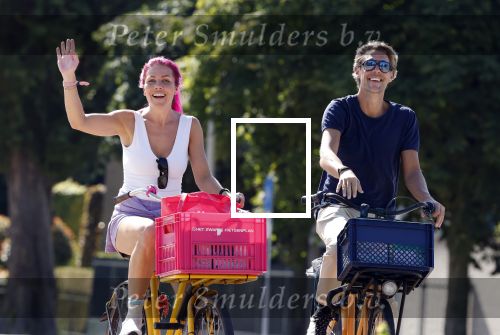 Amsterdam 19 augustus 2025
Merel v Carlsburg en Rutger Kemper op de fiets in Amsterdam zuid.