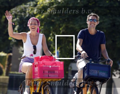 Amsterdam 19 augustus 2025
Merel v Carlsburg en Rutger Kemper op de fiets in Amsterdam zuid.