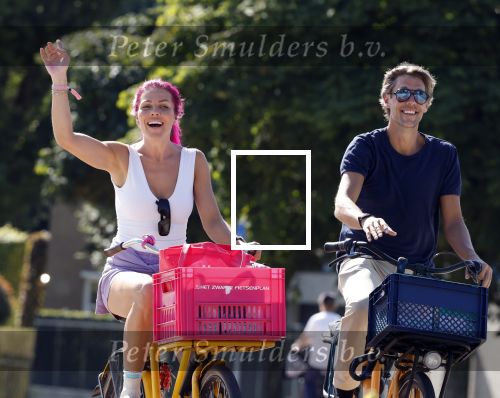 Amsterdam 19 augustus 2025
Merel v Carlsburg en Rutger Kemper op de fiets in Amsterdam zuid.
