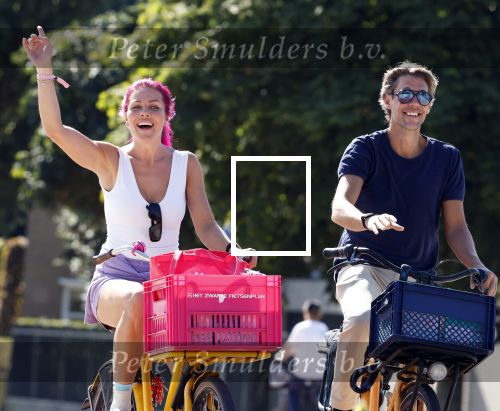Amsterdam 19 augustus 2025
Merel v Carlsburg en Rutger Kemper op de fiets in Amsterdam zuid.