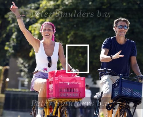 Amsterdam 19 augustus 2025
Merel v Carlsburg en Rutger Kemper op de fiets in Amsterdam zuid.