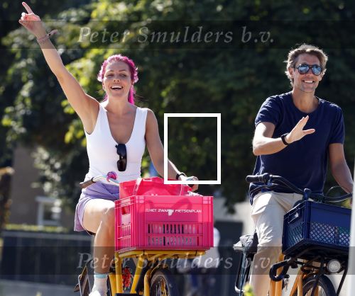 Amsterdam 19 augustus 2025
Merel v Carlsburg en Rutger Kemper op de fiets in Amsterdam zuid.