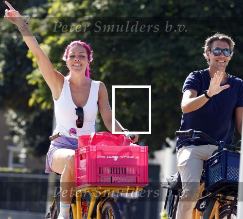 Amsterdam 19 augustus 2025
Merel v Carlsburg en Rutger Kemper op de fiets in Amsterdam zuid.