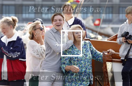 Amsterdam 21 augustus 2025
Prinses Beatrix op de groene Draeck tijdens de tweede dag van Sail . Aanwezig oa Prinses Mabel met dochters Luana en Zaria . Ook aanwezig prins Cazimir en prinses Carolina de Bourbon de Parma met haar kinderen Alaia en Xavier .
Ook de moeder van Prinses Mabel was aanwezig .