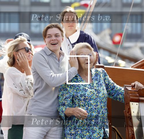 Amsterdam 21 augustus 2025
Prinses Beatrix op de groene Draeck tijdens de tweede dag van Sail . Aanwezig oa Prinses Mabel met dochters Luana en Zaria . Ook aanwezig prins Cazimir en prinses Carolina de Bourbon de Parma met haar kinderen Alaia en Xavier .
Ook de moeder van Prinses Mabel was aanwezig .