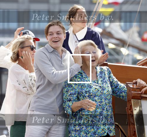 Amsterdam 21 augustus 2025
Prinses Beatrix op de groene Draeck tijdens de tweede dag van Sail . Aanwezig oa Prinses Mabel met dochters Luana en Zaria . Ook aanwezig prins Cazimir en prinses Carolina de Bourbon de Parma met haar kinderen Alaia en Xavier .
Ook de moeder van Prinses Mabel was aanwezig .