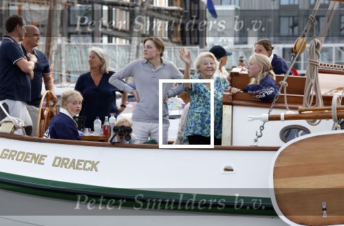 Amsterdam 21 augustus 2025
Prinses Beatrix op de groene Draeck tijdens de tweede dag van Sail . Aanwezig oa Prinses Mabel met dochters Luana en Zaria . Ook aanwezig prins Cazimir en prinses Carolina de Bourbon de Parma met haar kinderen Alaia en Xavier .
Ook de moeder van Prinses Mabel was aanwezig .