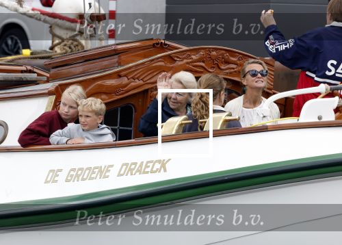 Amsterdam 21 augustus 2025
Prinses Beatrix op de groene Draeck tijdens de tweede dag van Sail . Aanwezig oa Prinses Mabel met dochters Luana en Zaria . Ook aanwezig prins Cazimir en prinses Carolina de Bourbon de Parma met haar kinderen Alaia en Xavier .
Ook de moeder van Prinses Mabel was aanwezig .