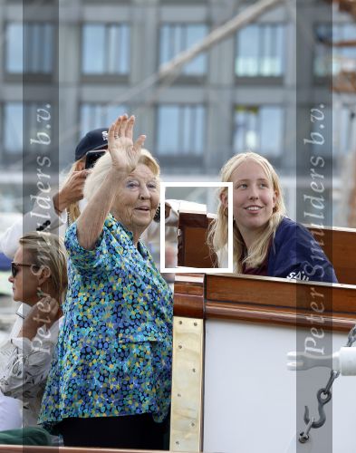 Amsterdam 21 augustus 2025
Prinses Beatrix op de groene Draeck tijdens de tweede dag van Sail . Aanwezig oa Prinses Mabel met dochters Luana en Zaria . Ook aanwezig prins Cazimir en prinses Carolina de Bourbon de Parma met haar kinderen Alaia en Xavier .
Ook de moeder van Prinses Mabel was aanwezig .