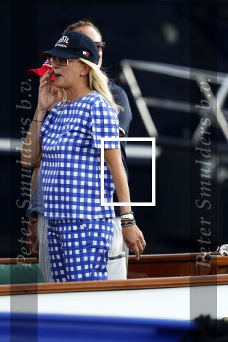 Amsterdam 20 augustus 2025
Koning Willem Alexander Prinses Mabel en (prinses Luana ) Gravin Luana op de groene Draeck tijdens de eerste dag van Sail Amsterdam . Er vaart ongelofelijk veel beveiliging Politie in boten op jet skis en een speciaal beveiligingsteam van de Marechaussee BSB ( Brigade Speciale Beveiligingsopdrachten ) mee met de groene Draeck