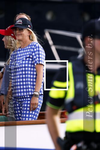 Amsterdam 20 augustus 2025
Koning Willem Alexander Prinses Mabel en (prinses Luana ) Gravin Luana op de groene Draeck tijdens de eerste dag van Sail Amsterdam . Er vaart ongelofelijk veel beveiliging Politie in boten op jet skis en een speciaal beveiligingsteam van de Marechaussee BSB ( Brigade Speciale Beveiligingsopdrachten ) mee met de groene Draeck