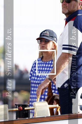 Amsterdam 20 augustus 2025
Koning Willem Alexander Prinses Mabel en (prinses Luana ) Gravin Luana op de groene Draeck tijdens de eerste dag van Sail Amsterdam . Er vaart ongelofelijk veel beveiliging Politie in boten op jet skis en een speciaal beveiligingsteam van de Marechaussee BSB ( Brigade Speciale Beveiligingsopdrachten ) mee met de groene Draeck