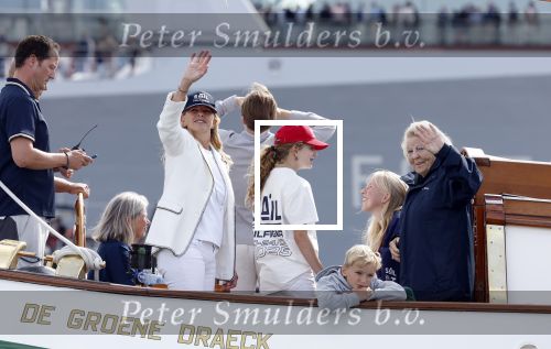 Amsterdam 21 augustus 2025
Prinses Beatrix op de groene Draeck tijdens de tweede dag van Sail . Aanwezig oa Prinses Mabel met dochters Luana en Zaria . Ook aanwezig prins Cazimir en prinses Carolina de Bourbon de Parma met haar kinderen Alaia en Xavier .
Ook de moeder van Prinses Mabel was aanwezig .